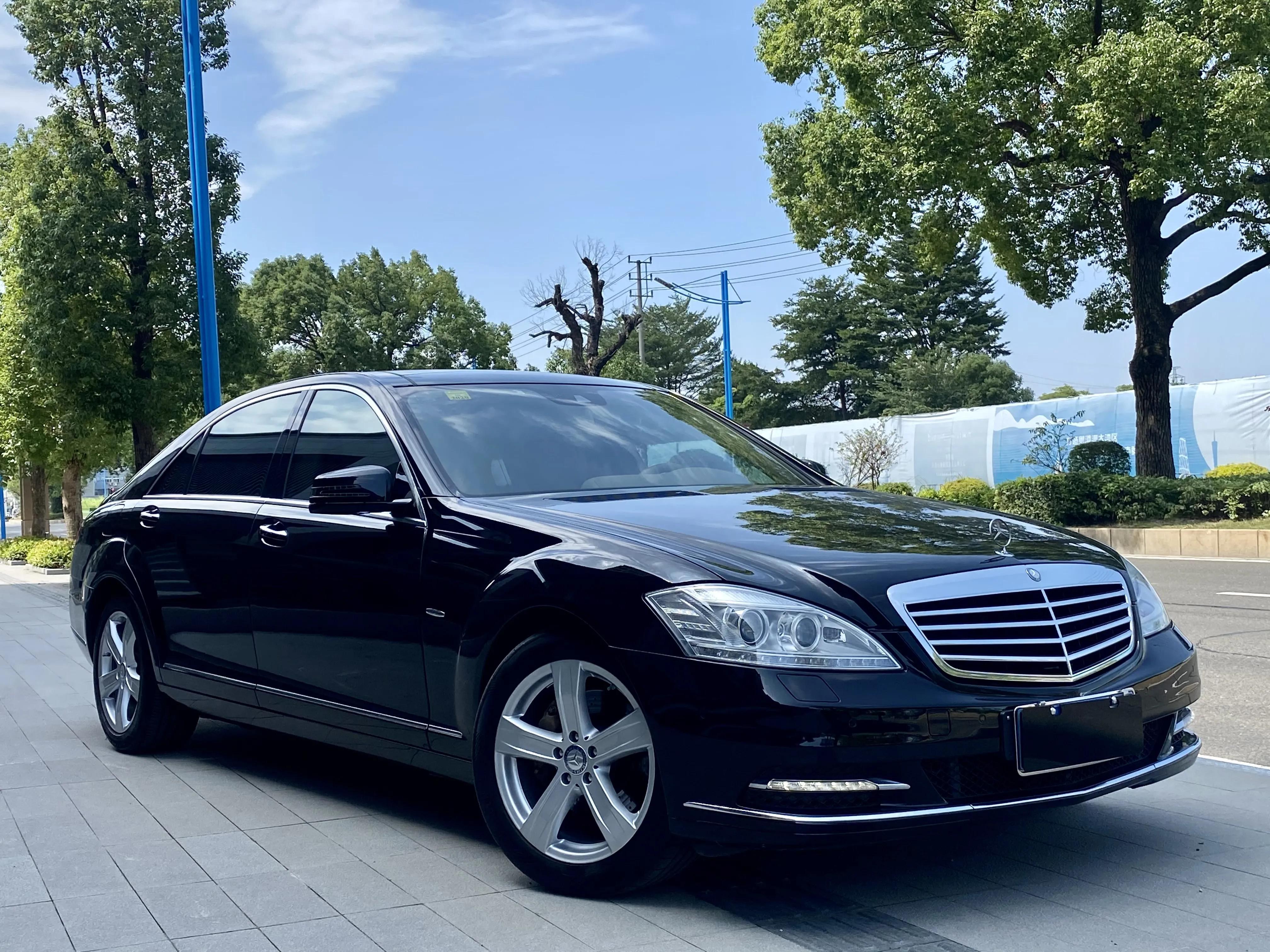 奔馳S級(jí)重磅來襲，S300L最新報(bào)價(jià)與豪華體驗(yàn)全面解析